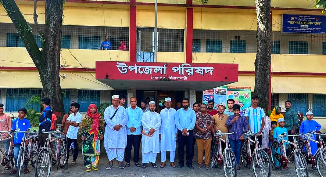 সৈয়দপুরে ২০ মেধাবী ও সুবিধাবঞ্চিত শিক্ষার্থীর হাতে সাইকেল