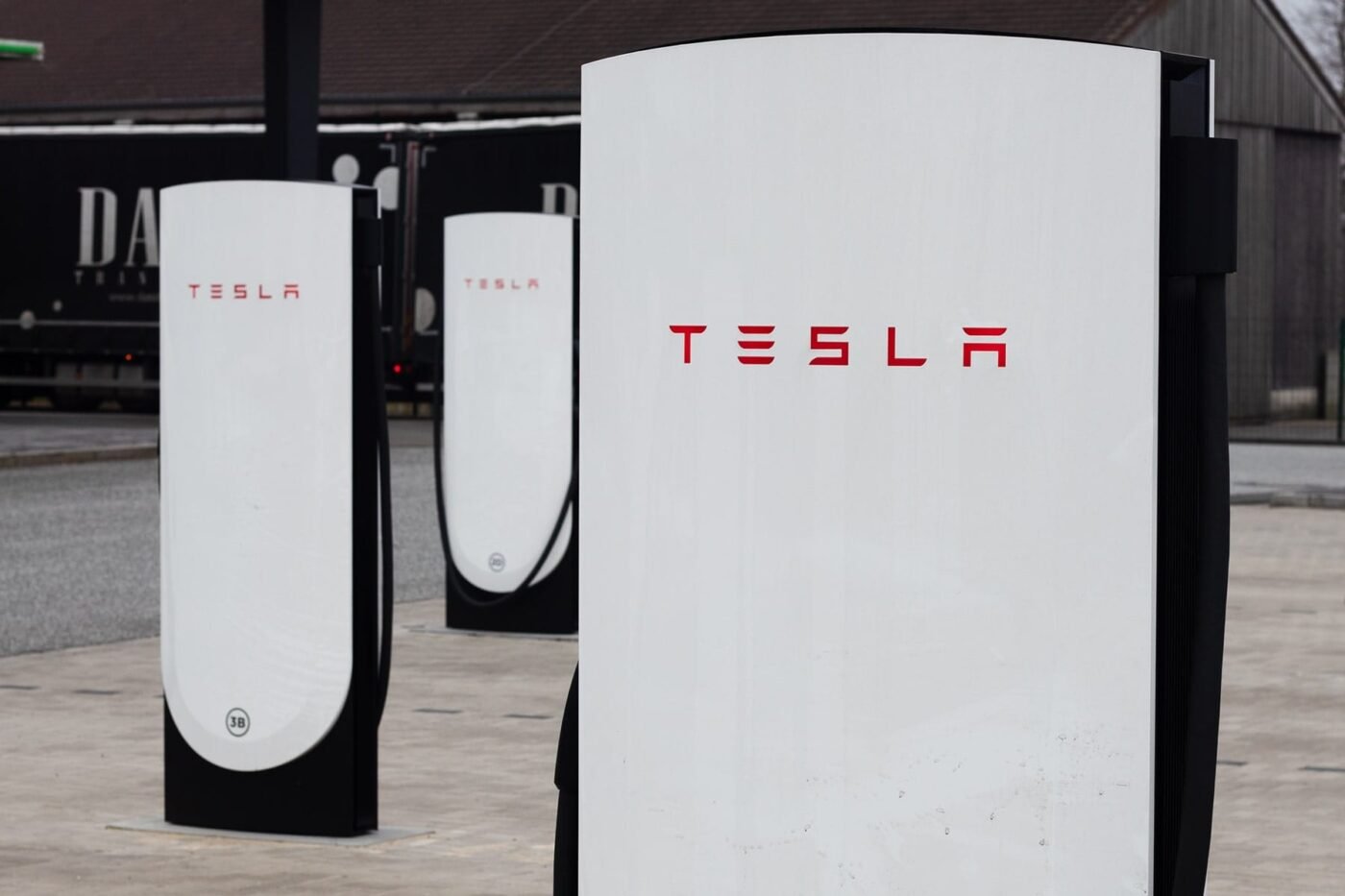 Photo principale de l'article : tesla across - Recharge : Last Mile Solutions intègre les Superchargeurs Tesla à son réseau