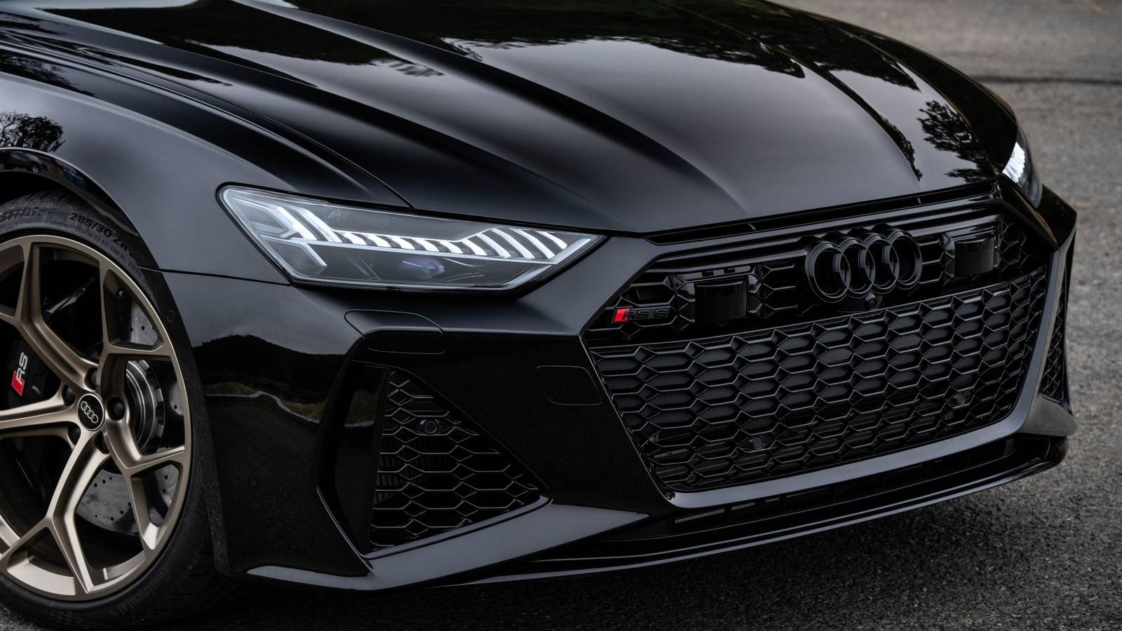 A close up shot of the front of the 2024 Audi RS6 Avant performance A close up shot of the front of the 2024 Audi RS6 Avant performance