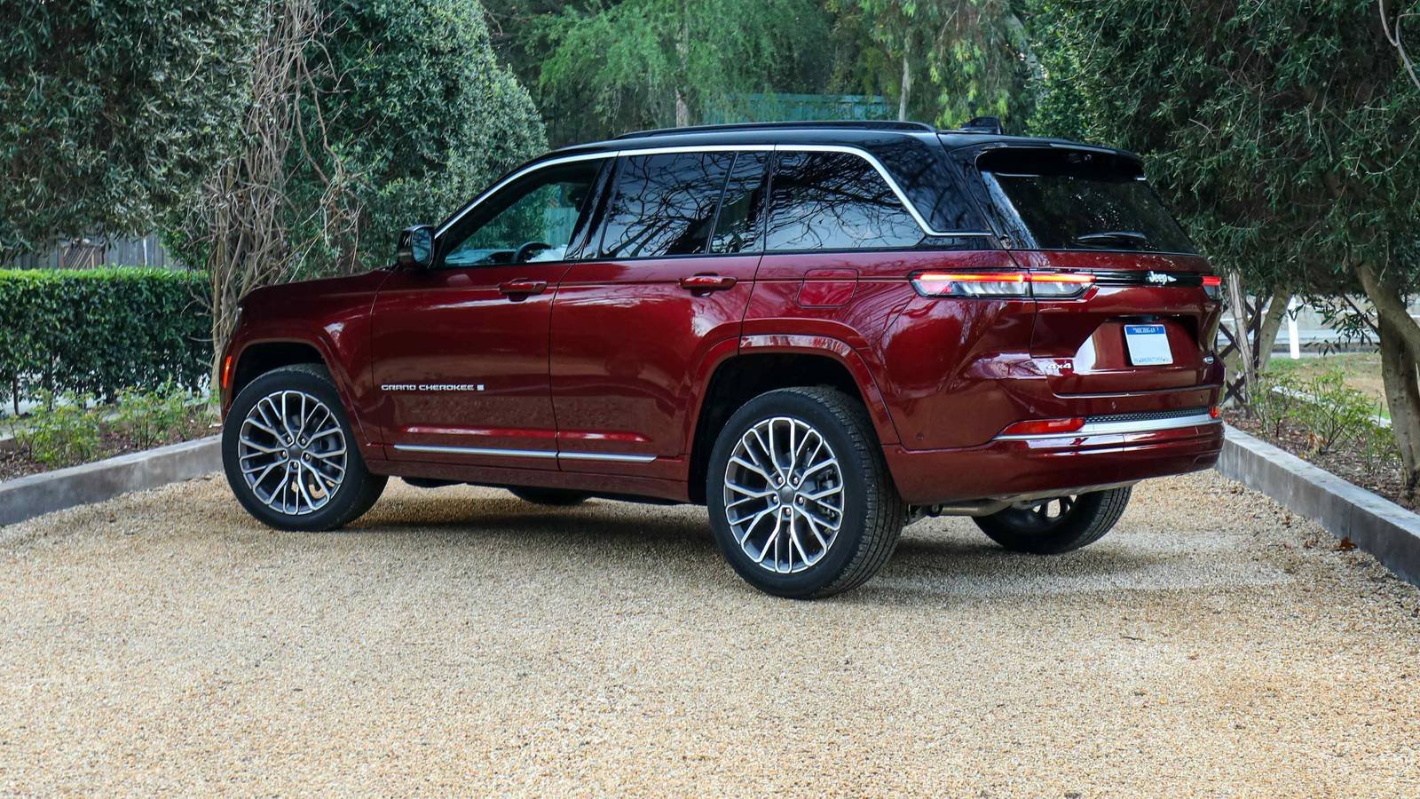 2026-jeep-grand-cherokee-profile-1 2026-jeep-grand-cherokee-profile-1