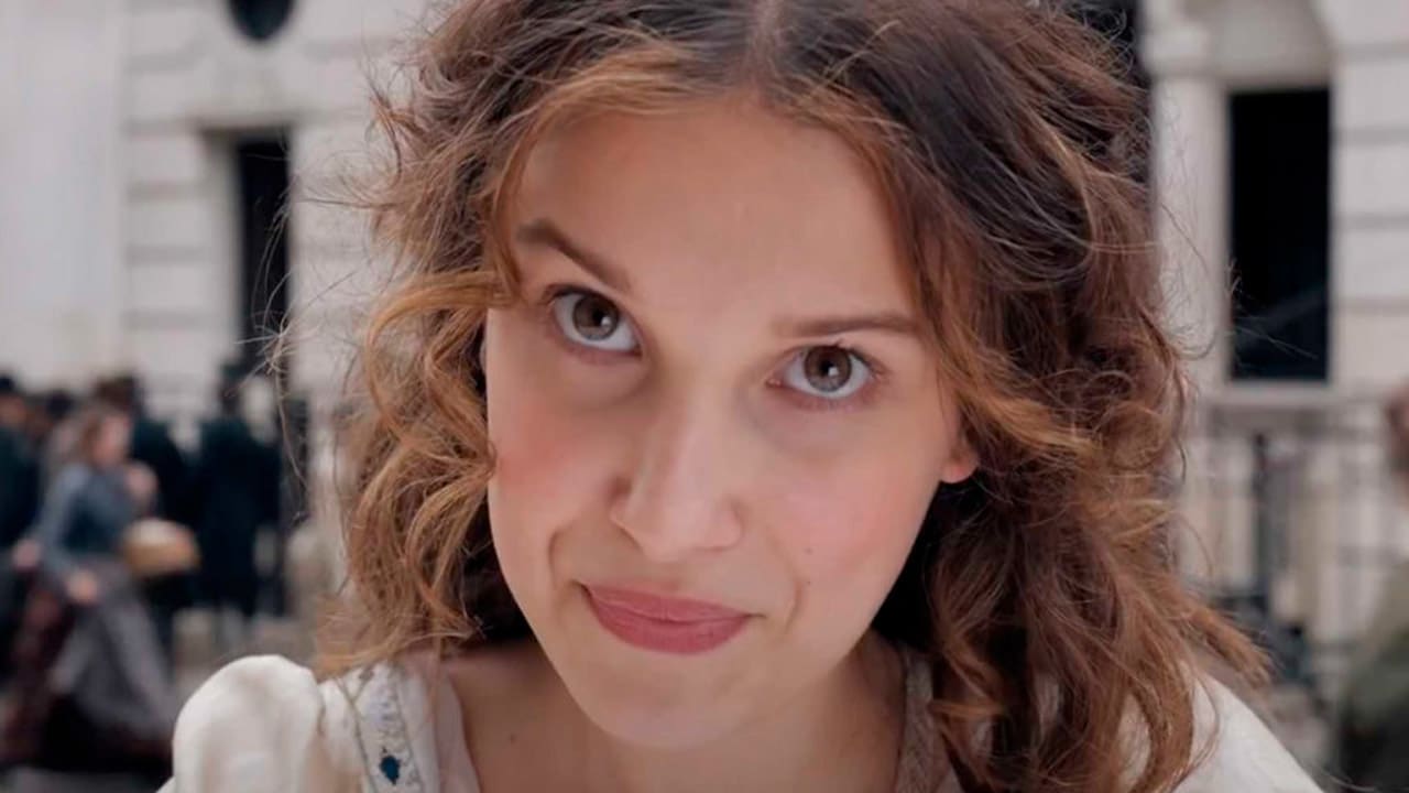 Enola in una scena del film