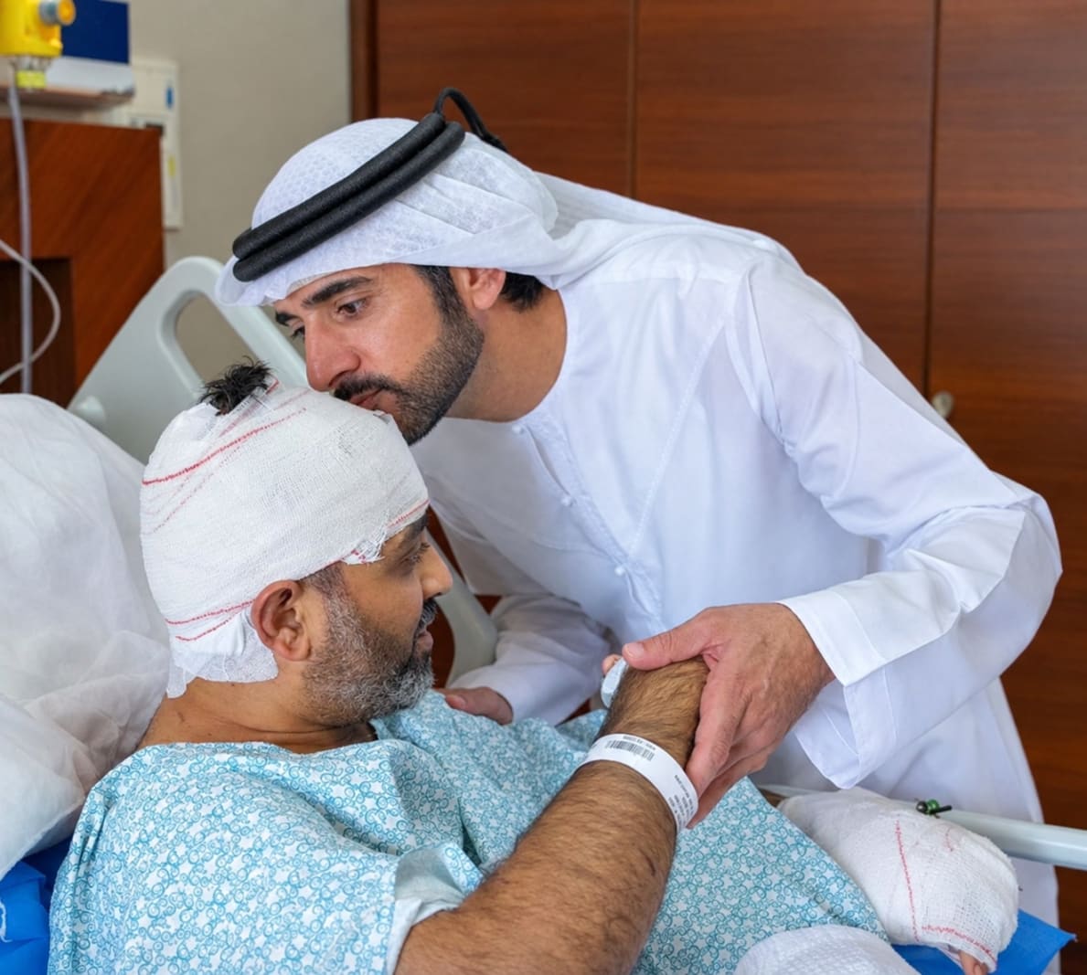 പരിക്കേറ്റ പൈലറ്റിനെ ചേർത്തുപിടിച്ച് ദുബായ് കിരീടാവകാശി; ധീരതയ്ക്ക് ആദരം