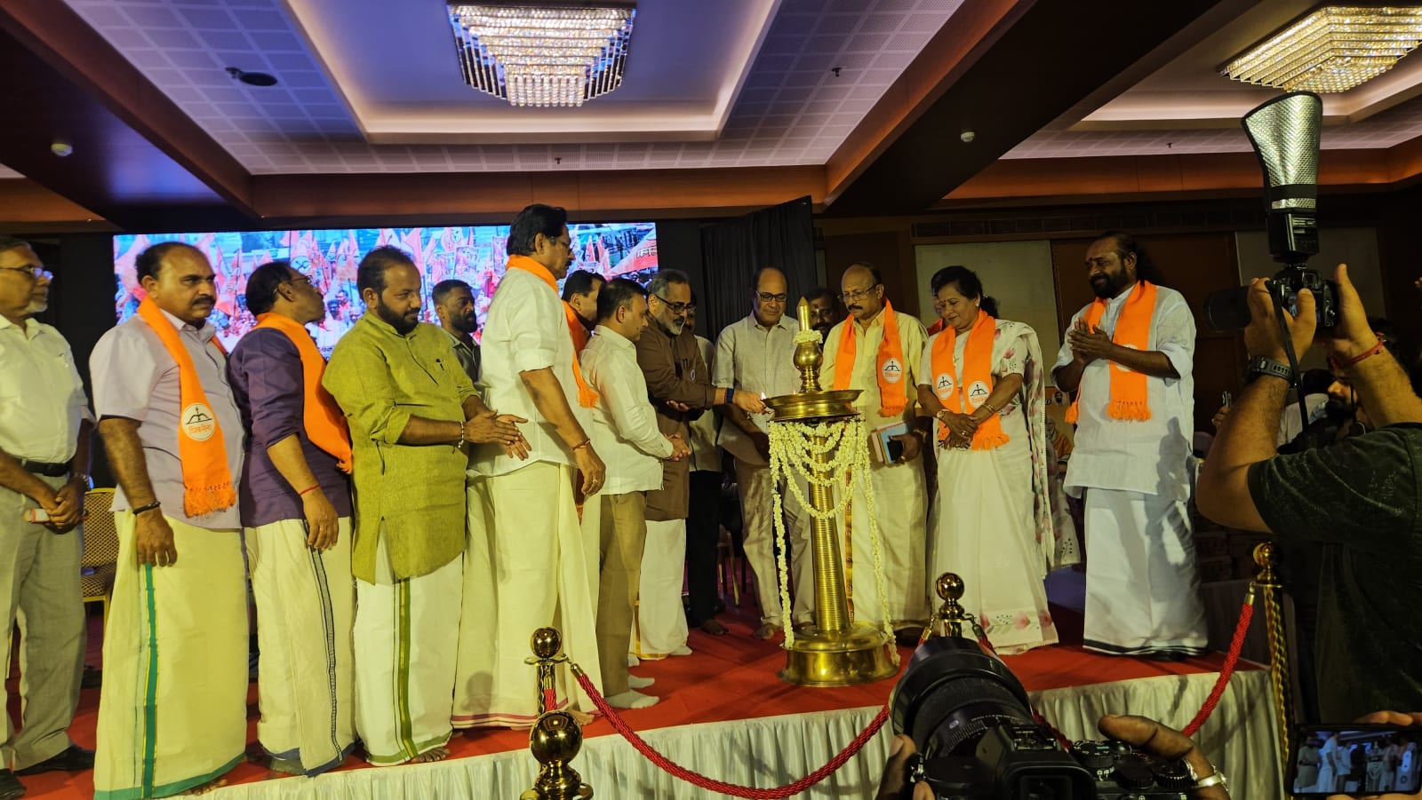 സാധാരണ ജനങ്ങളുടെയും അവരുടെ അവകാശങ്ങൾക്കായി പോരാടുന്നവരുടെയും പാർട്ടിയാണ് ശിവസേന: ക്യാപ്റ്റൻ അഭിജിത്ത് അഡ് സൂൾ