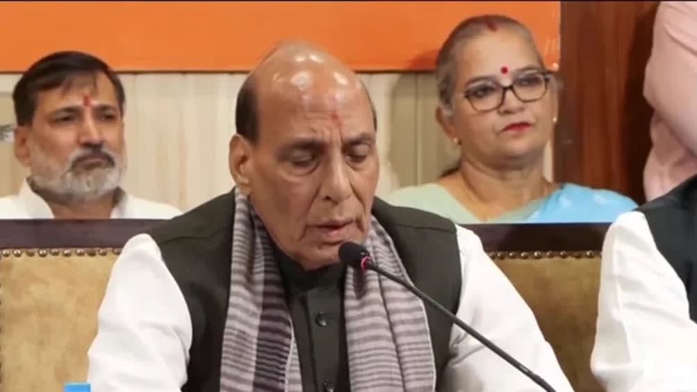 ‘ജഗ്ഗ ജാസൂസ്’; രാജ്‌നാഥ് സിങ്ങിനെ പരിഹസിച്ച് കോൺഗ്രസ്; അധികാരമാറ്റ വിവാദത്തിൽ രാഷ്ട്രീയ പോര് മുറുകുന്നു
