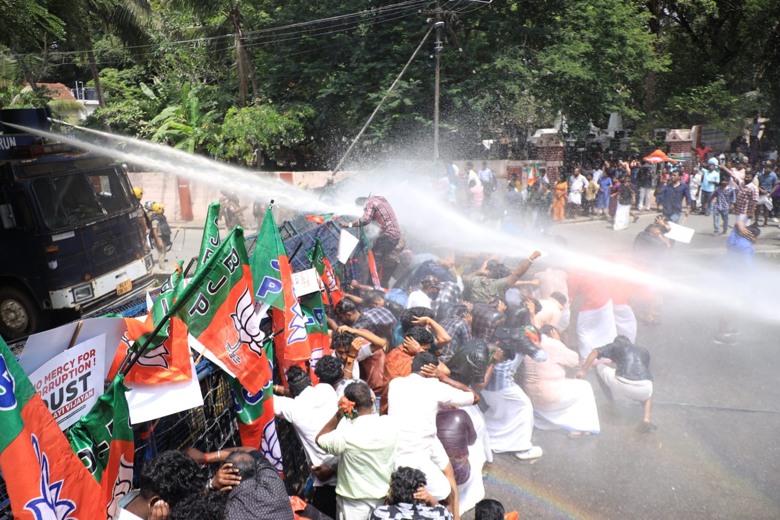 പോലീസിന്റെ കണ്ണീർ വാതക ഷെല്ലുകൾ പൊട്ടി : യുവമോർച്ച നേതാക്കൾക്ക് പരിക്ക് : സംസ്ഥാന വ്യാപകമായി പ്രതിഷേധത്തിന് ആഹ്വാനം