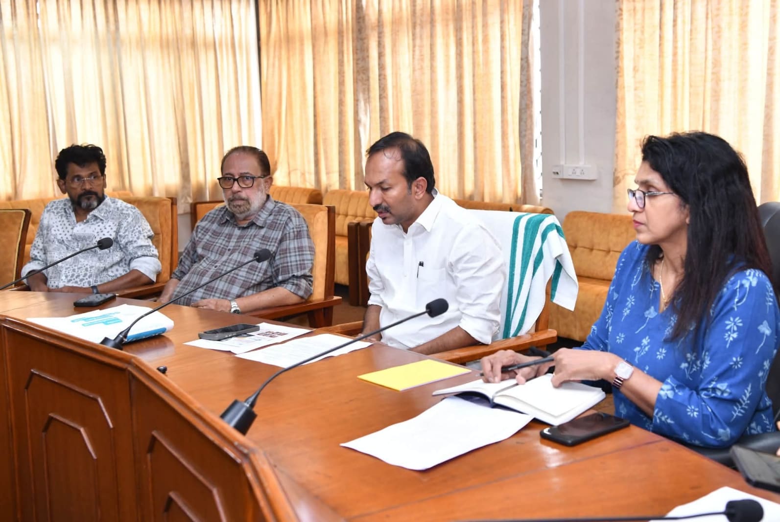 ചലച്ചിത്രനടൻ പ്രേം നസീറിന്റെ ജന്മശതാബ്ദി വിപുലമായി ആഘോഷിക്കാൻ സാംസ്കാരിക, സിനിമാ വകുപ്പ് മന്ത്രി പിസി വിഷ്ണുനാഥിന്റെ നേതൃത്വത്തിൽ ചേർന്ന സിനിമാ സംഘടനകളുടെ യോഗത്തിൽ തീരുമാനിച്ചു.