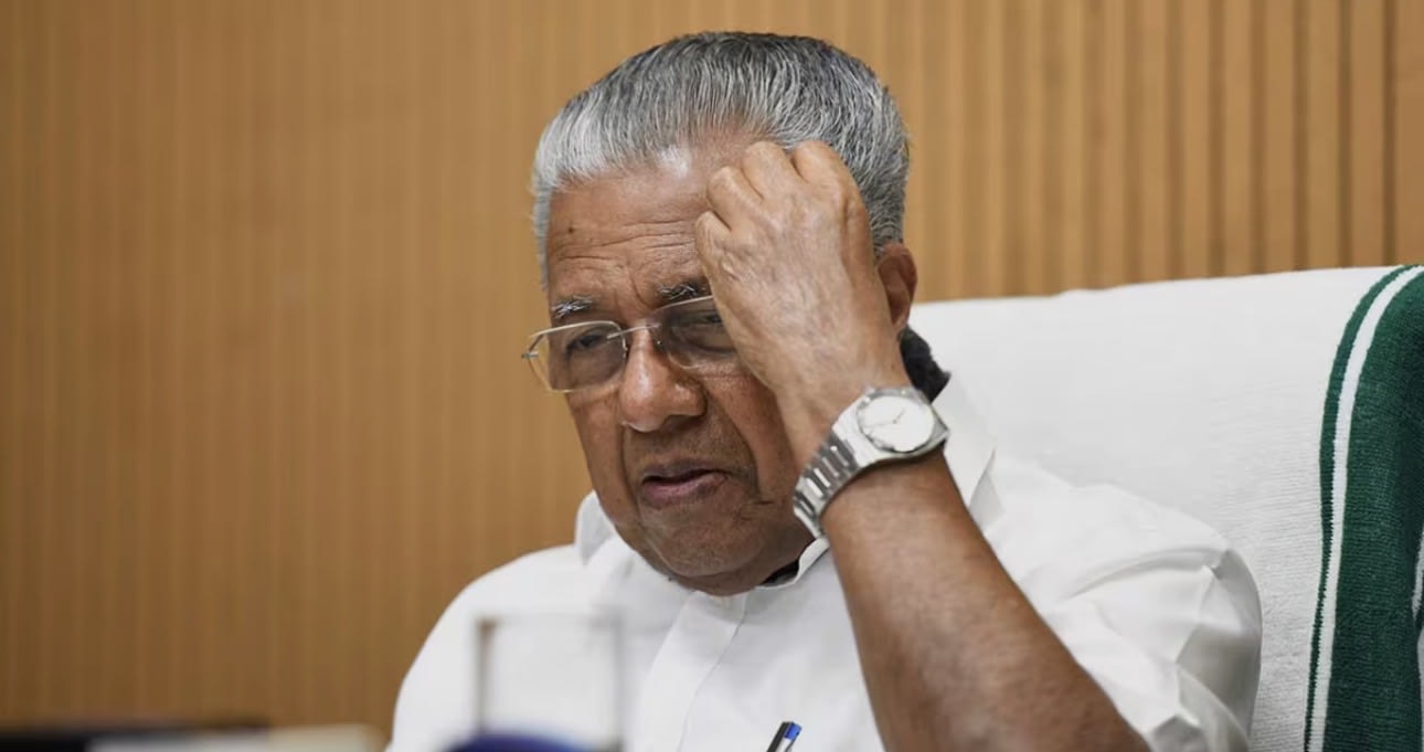 പ്രതിപക്ഷ നേതാവ് പിണറായി വിജയൻറെ വീട്ടിൽ ഇഡി ഉദ്യോഗസ്ഥർ നേരിട്ട് എത്തി നോട്ടീസ് പതിപ്പിച്ചു.