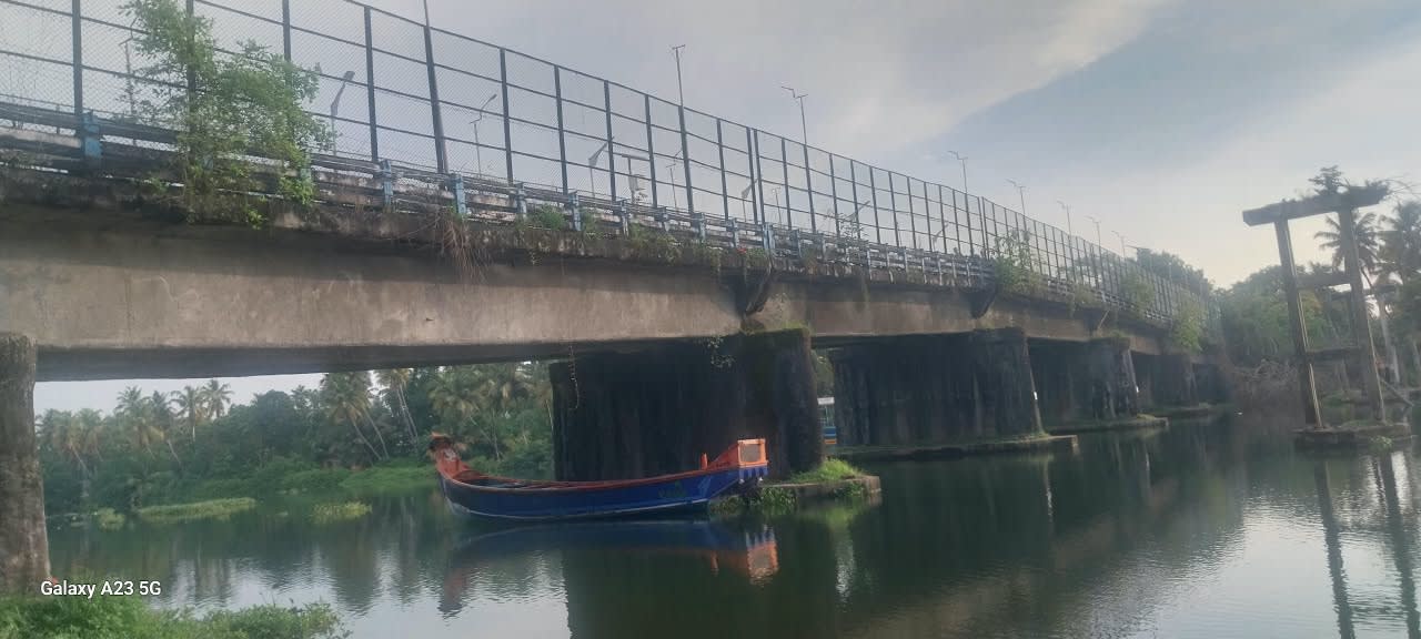 ഒരു കാലത്ത് കൊല്ലം ജില്ലയിലെ ആലപ്പാട് ഗ്രാമത്തിന്റെ ഏക കവാടമായിരുന്ന "പണിക്കർകടവ് പാലം " പുനർ നിർമ്മിക്കുമ്പോൾ !-   മുനമ്പത്ത് ഷിഹാബ്