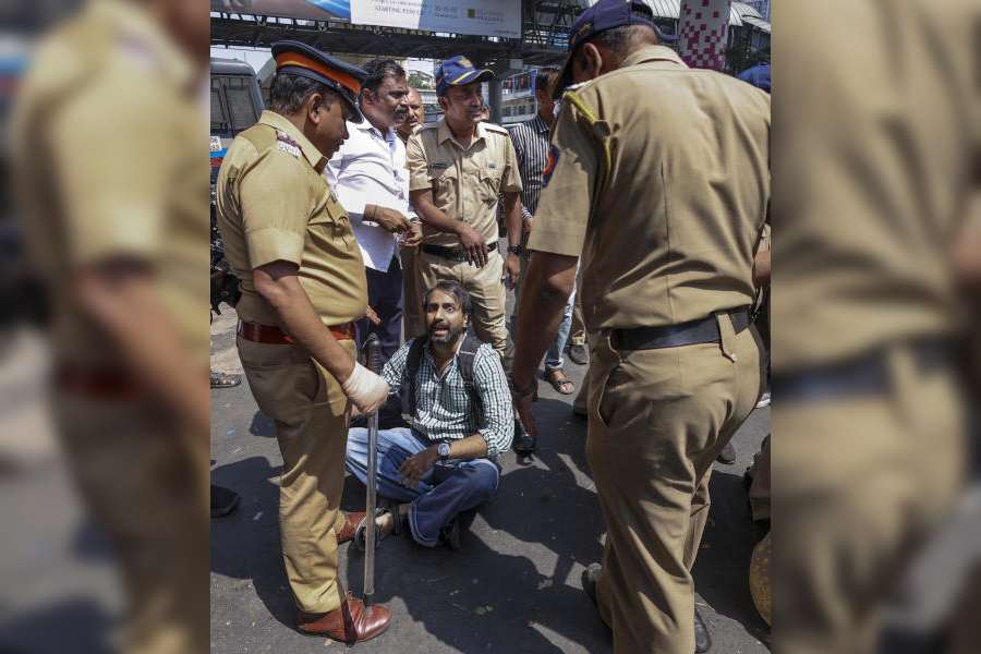 ഐഐടി ബോംബെയിൽ വിദ്യാർഥി പ്രതിഷേധത്തിനിടെ പൊലീസ് അതിക്രമമെന്ന് ആരോപണം;  വിദ്യാർഥിനികളെ അനുചിതമായി സ്പർശിച്ചെന്നും പരാതി