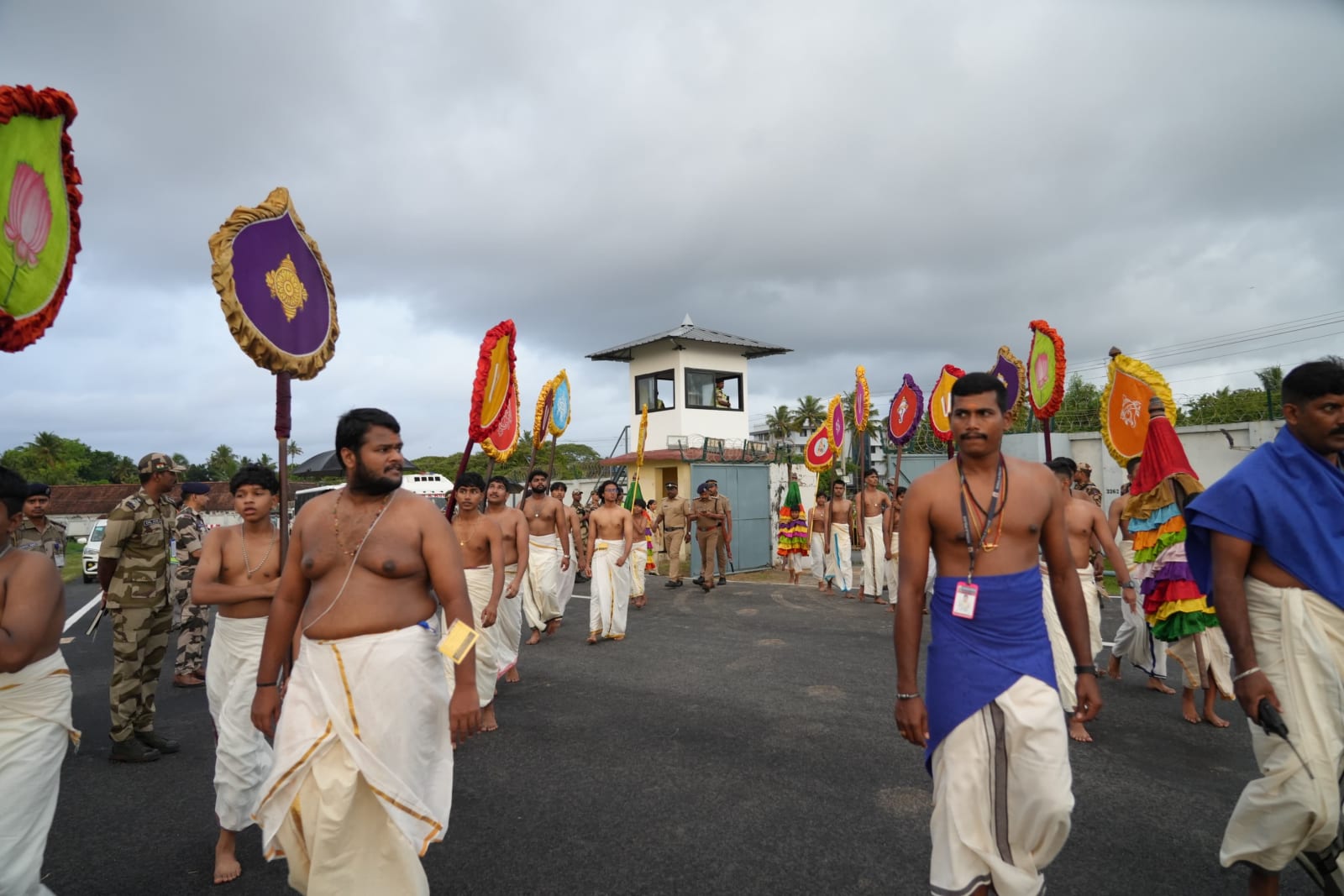 വിമാനത്താവളത്തിന്റെ എയർസൈഡിലൂടെ ശ്രീപദ്മനാഭസ്വാമി ക്ഷേത്രത്തിലെ ആറാട്ട് ഘോഷയാത്ര .  വിമാന സർവീസുകൾ നിർത്തിവെച്ച് ആറാട്ട് ഘോഷയാത്രയ്ക്ക് വഴിയൊരുക്കി തിരുവനന്തപുരം വിമാനത്താവളം  നൂറ്റാണ്ടുകൾ പഴക്കമുള്ള പാരമ്പര്യം തുടരുന്നു; ആറാട്ട് ഘോഷയാത്ര ശംഖുമുഖത്തേക്ക് നീങ്ങി