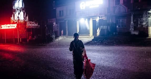 ടൂറിസ്റ്റ് ഹോമുകളിലെ ഭക്ഷണാവശിഷ്ടങ്ങൾ ഇരുട്ടിന്റെ മറവിൽ പുഴയിൽ തള്ളുന്നു; നാട്ടുകാർ പ്രതിഷേധത്തിൽ.