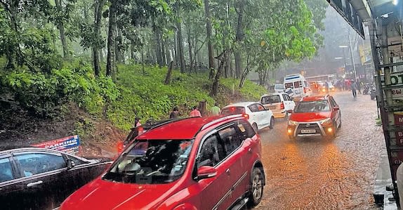 അതിരപ്പിള്ളിയിൽ വൻ തിരക്ക്; വലഞ്ഞ് സഞ്ചാരികൾ: വാഹന പാർക്കിങ്ങിന് ഇടമില്ല.