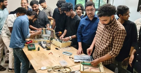 മെഡിക്കൽ ഉപകരണങ്ങൾക്ക് ചികിസ നൽകി മെഡിക്കൽ - എഞ്ചിനീയറിംഗ് വിദ്യാർത്ഥികൾ