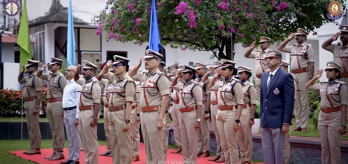 വീരചരമം പ്രാപിച്ച പോലീസുദ്യോഗസ്ഥർക്ക് ആദരാഞ്ജലികൾ അർപ്പിച്ചു.