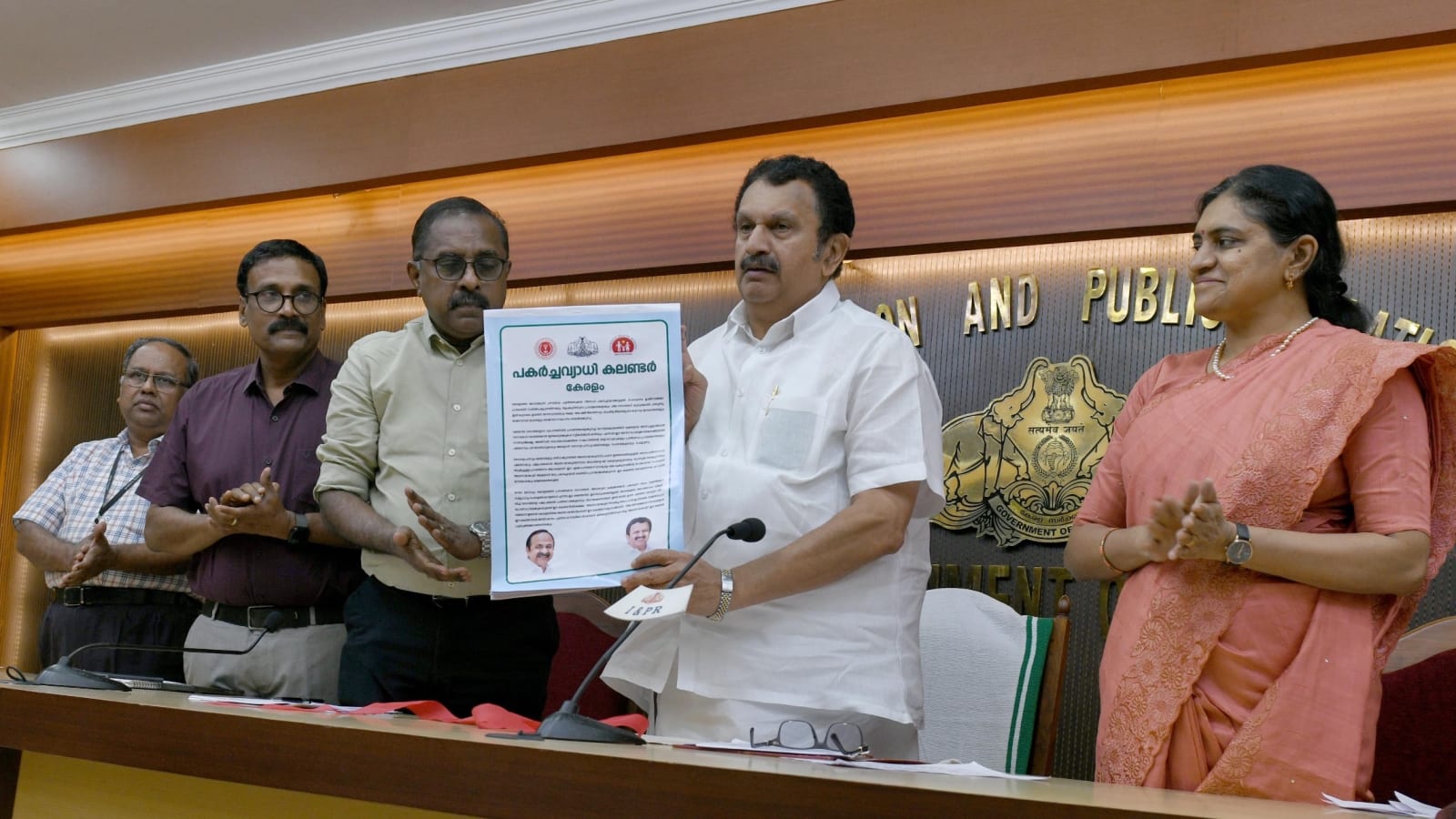 കേരളത്തിൽ പകർച്ചവ്യാധി പ്രതിരോധം ഇനി കലണ്ടർ അടിസ്ഥാനത്തിൽ ; മന്ത്രി കെ.മുരളീധരൻ പ്രകാശനം ചെയ്തു,  ഹെൽത്ത് ഇൻസ്പെക്ടർമാർ വീടുകളിലെത്തും, പഴയ ഉത്തരവ് തിരുത്തുമെന്നും മന്ത്രി
