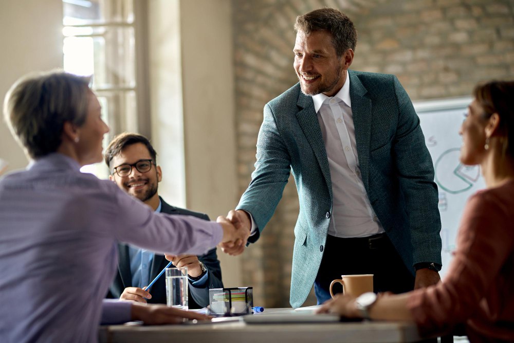 Une personne hypersensible qui a une conversation avec une autre personne qui est devant son ecran d’ordinateur