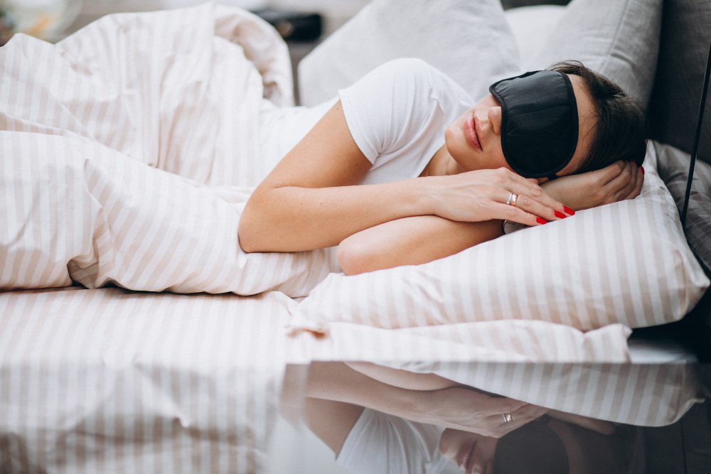 Une femme qui se réveille dans son lit après une bonne nuit de sommeil