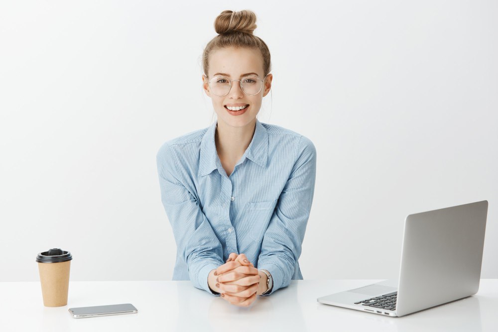 Femme heureuse d'être au travail