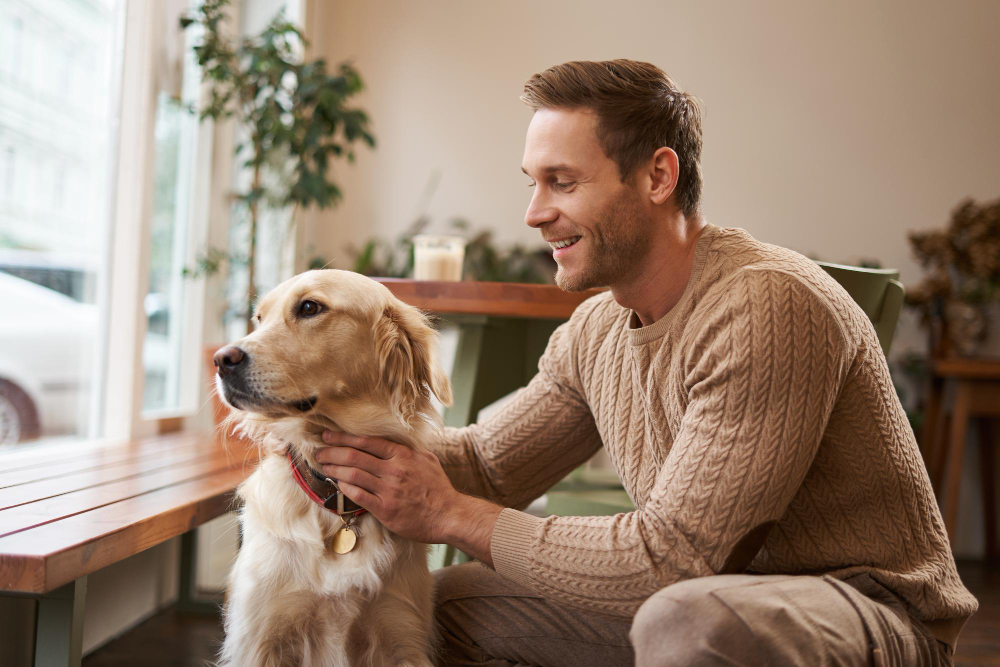 Homme jeune qui joue avec un chien