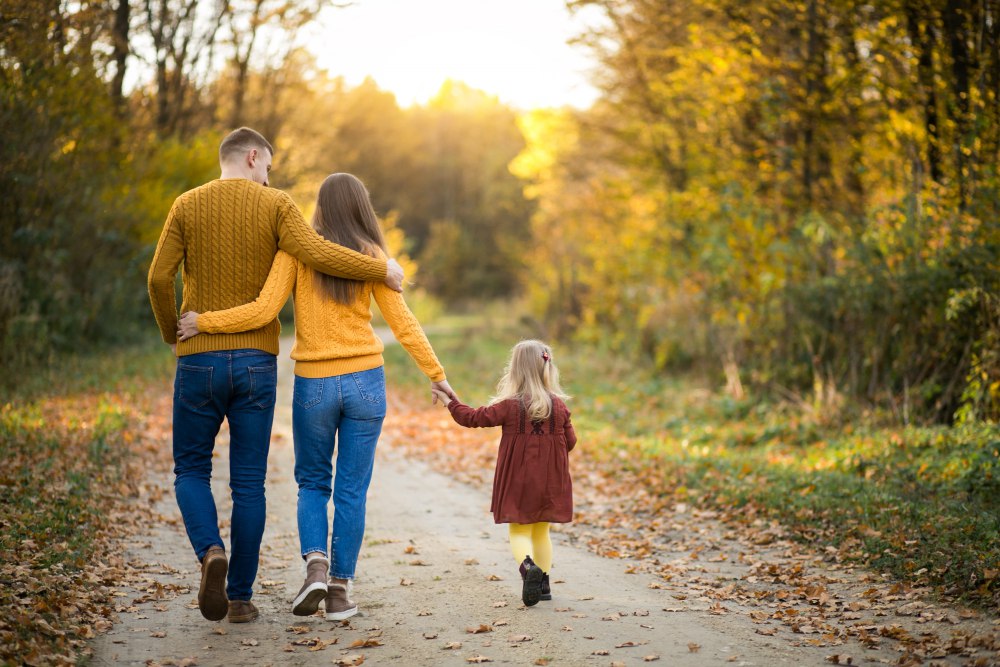 Famille qui marche dans la forêt