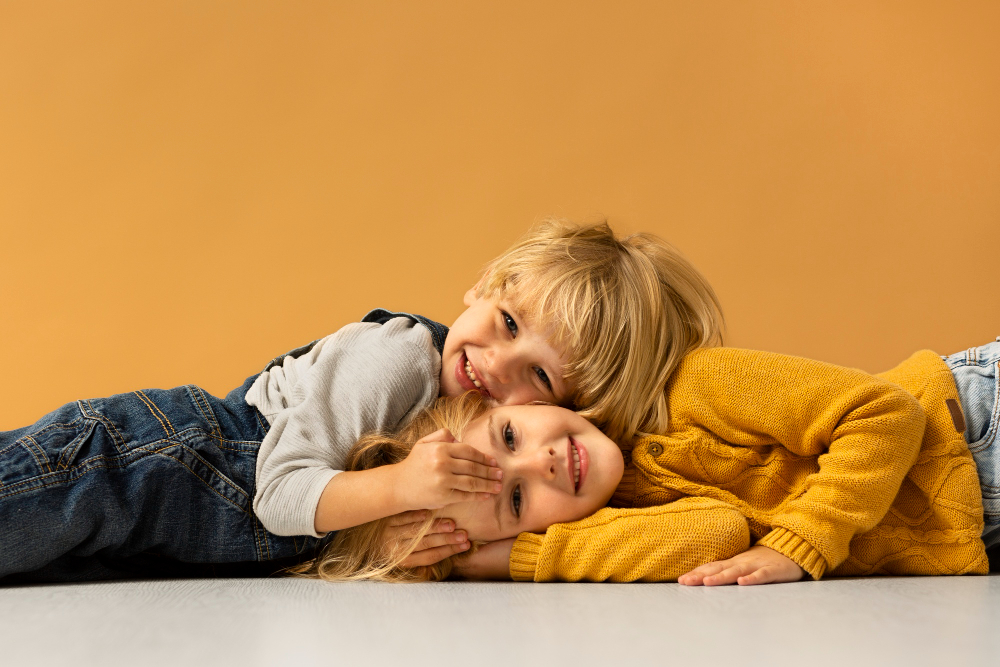 Deux enfants qui jouent ensemble