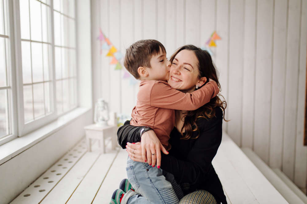 Une maman fait un calin à son petit garçon