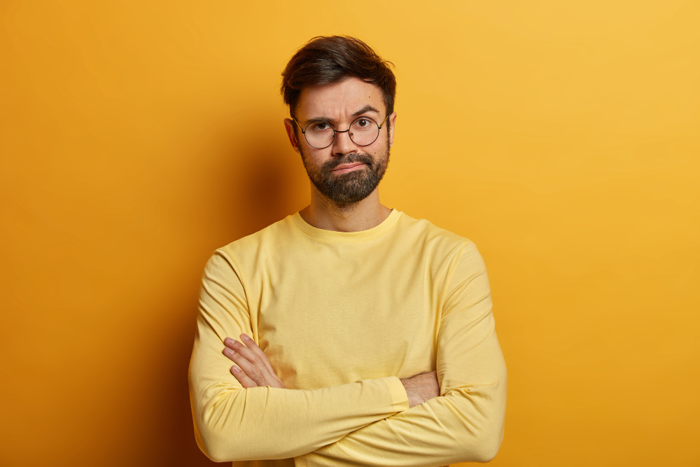 Jeune homme qui a l’air agacé par une situation