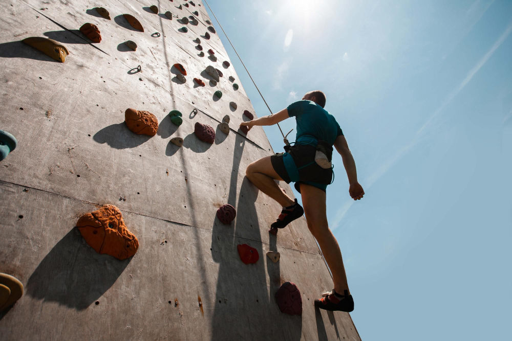 Homme qui fait de l’escalade