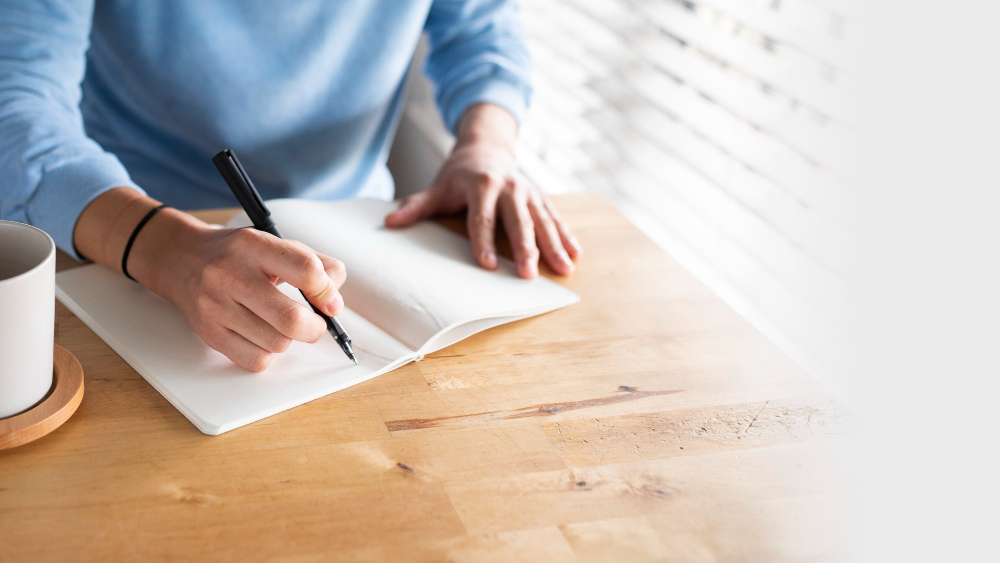une personne qui écrit un journal intime