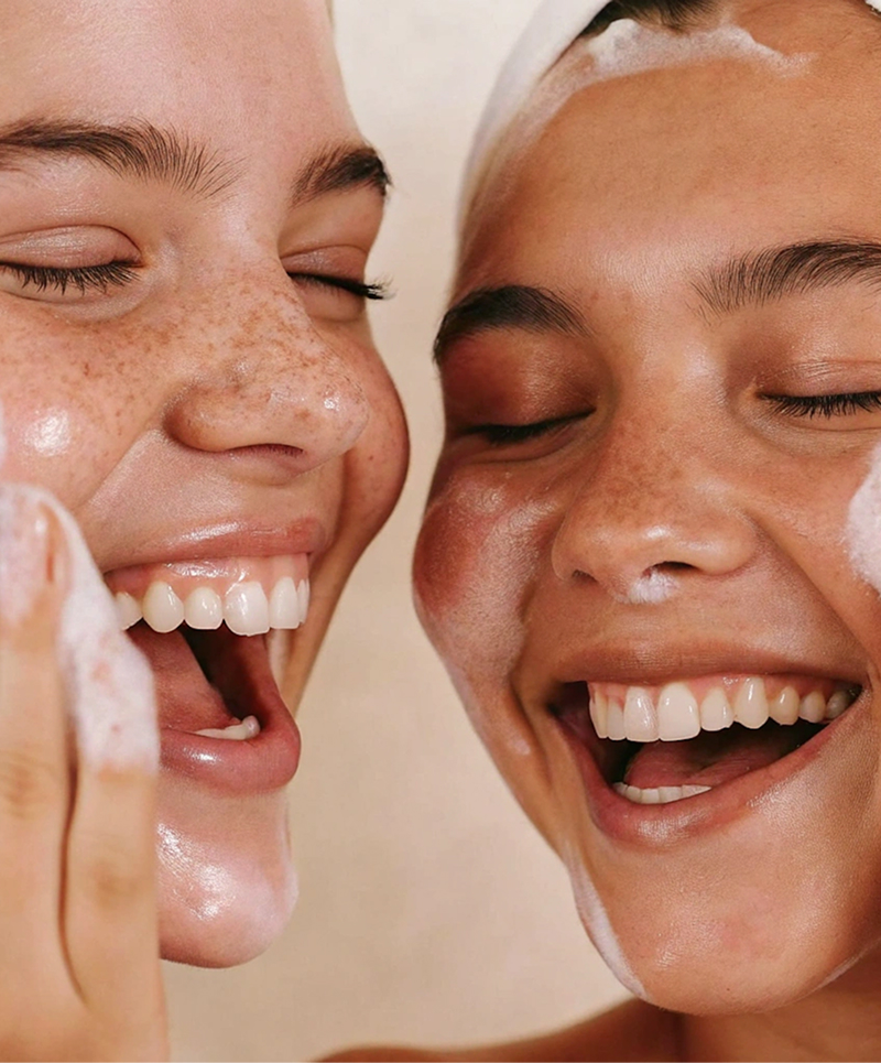 Mujer sonriente, transformación skincare