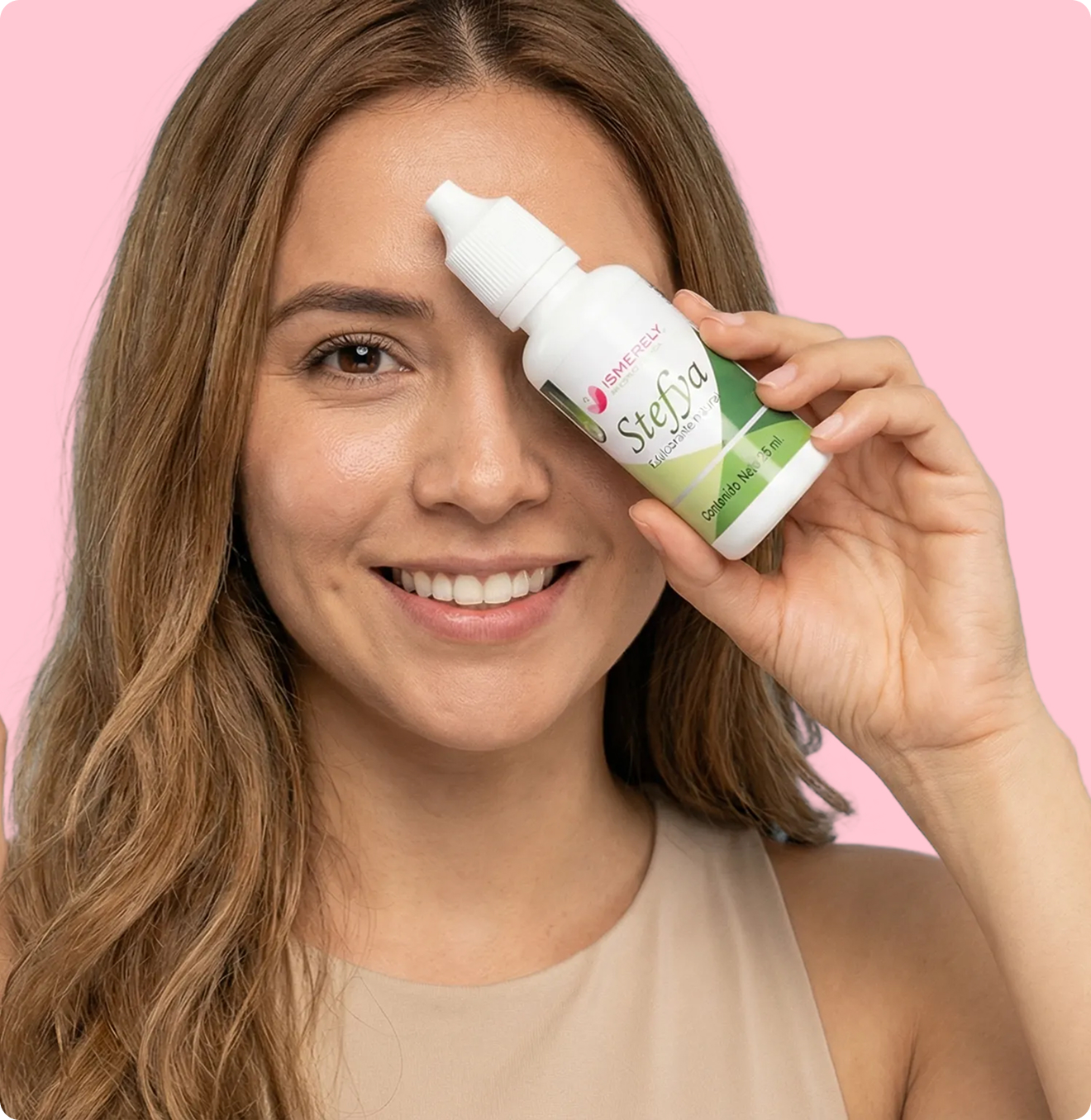 Mujer aplicando producto ISMERELY