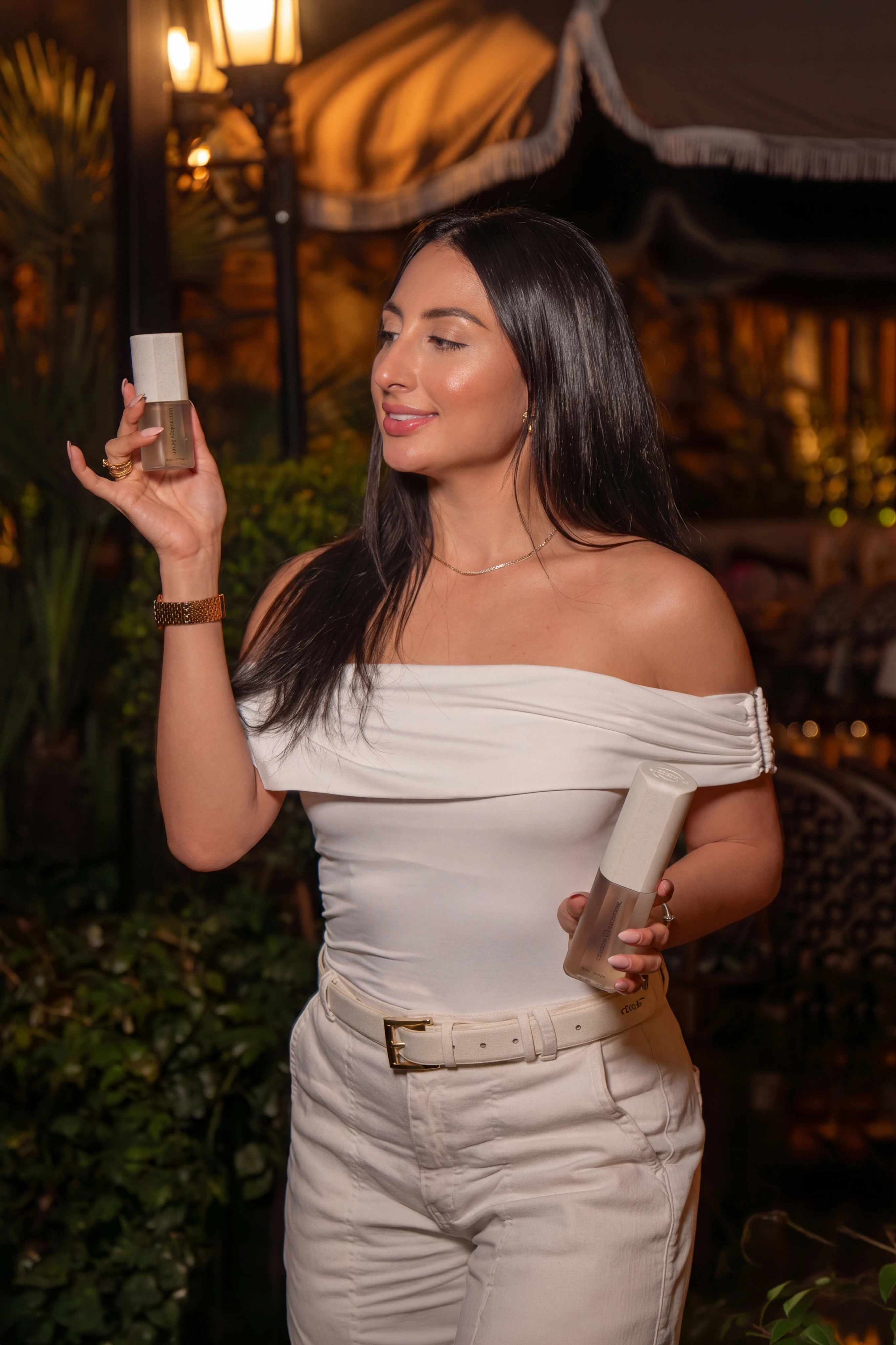 Mujer con producto RIMAN, ambiente cálido y elegante