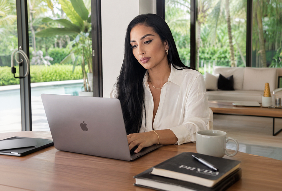 Mujer trabajando desde casa con flexibilidad