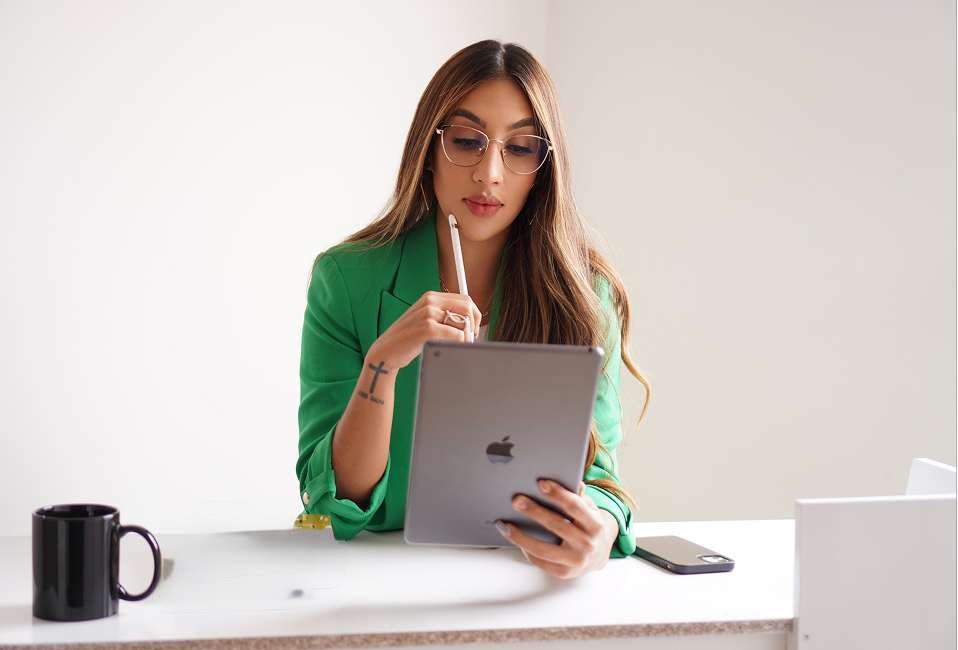 Mujer trabajando desde casa con flexibilidad