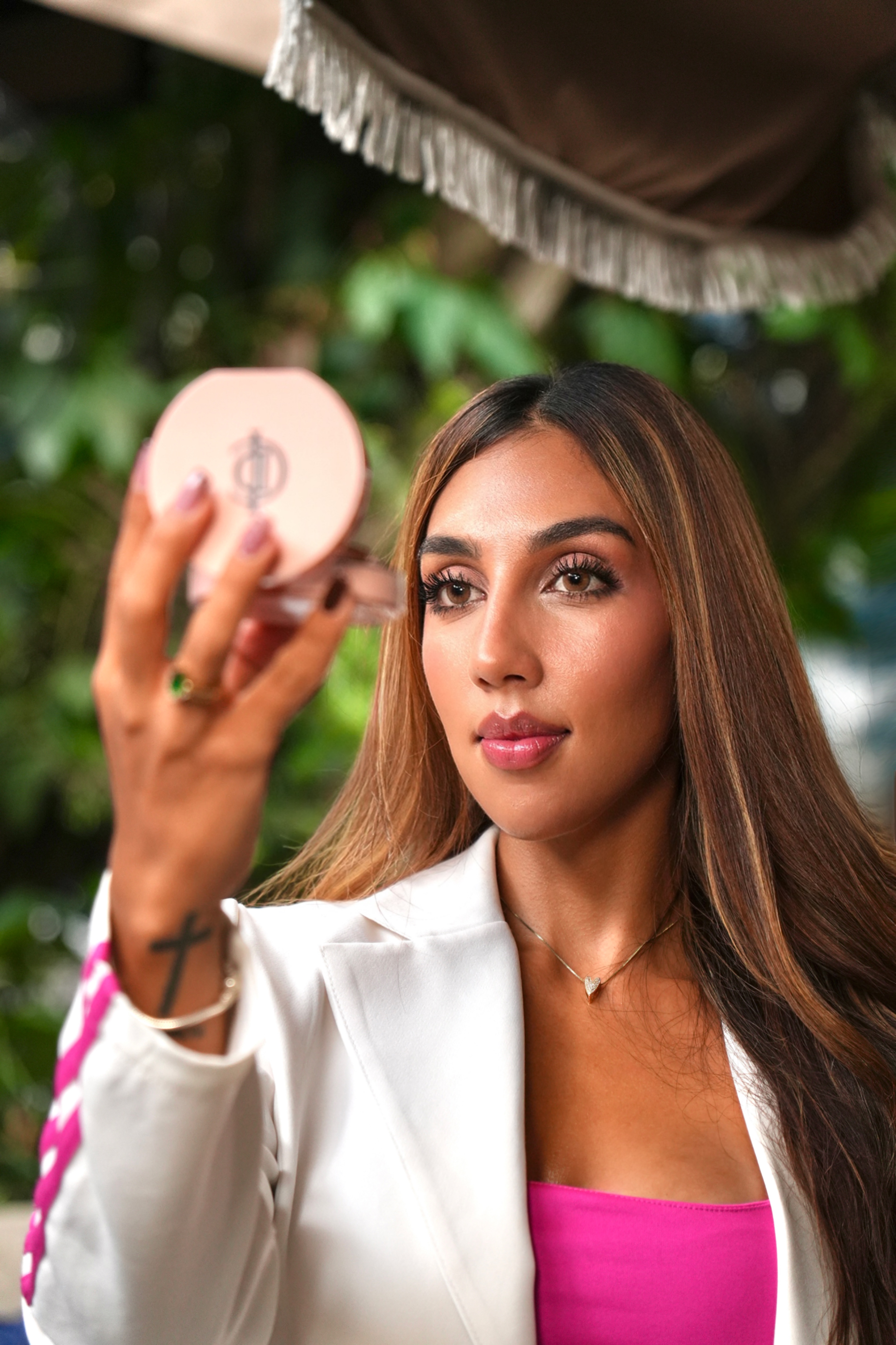 Mujer con producto RIMAN, ambiente cálido y elegante