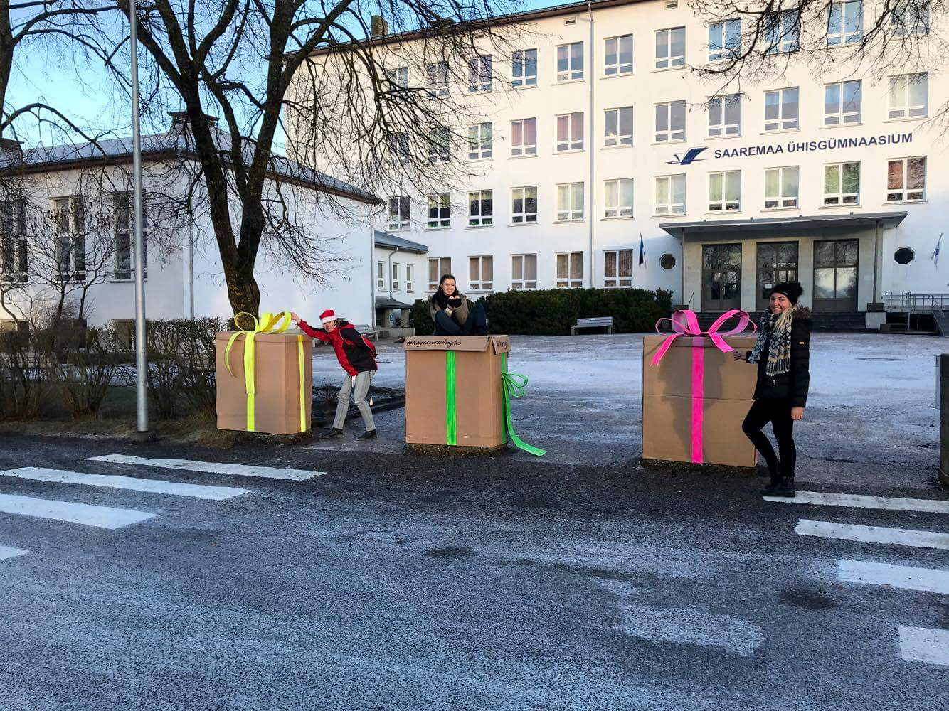 Vasakult Raili Sepp, Airi Astmäe ja Greta Joost koos kingipakkide installatsiooniga SYG ees