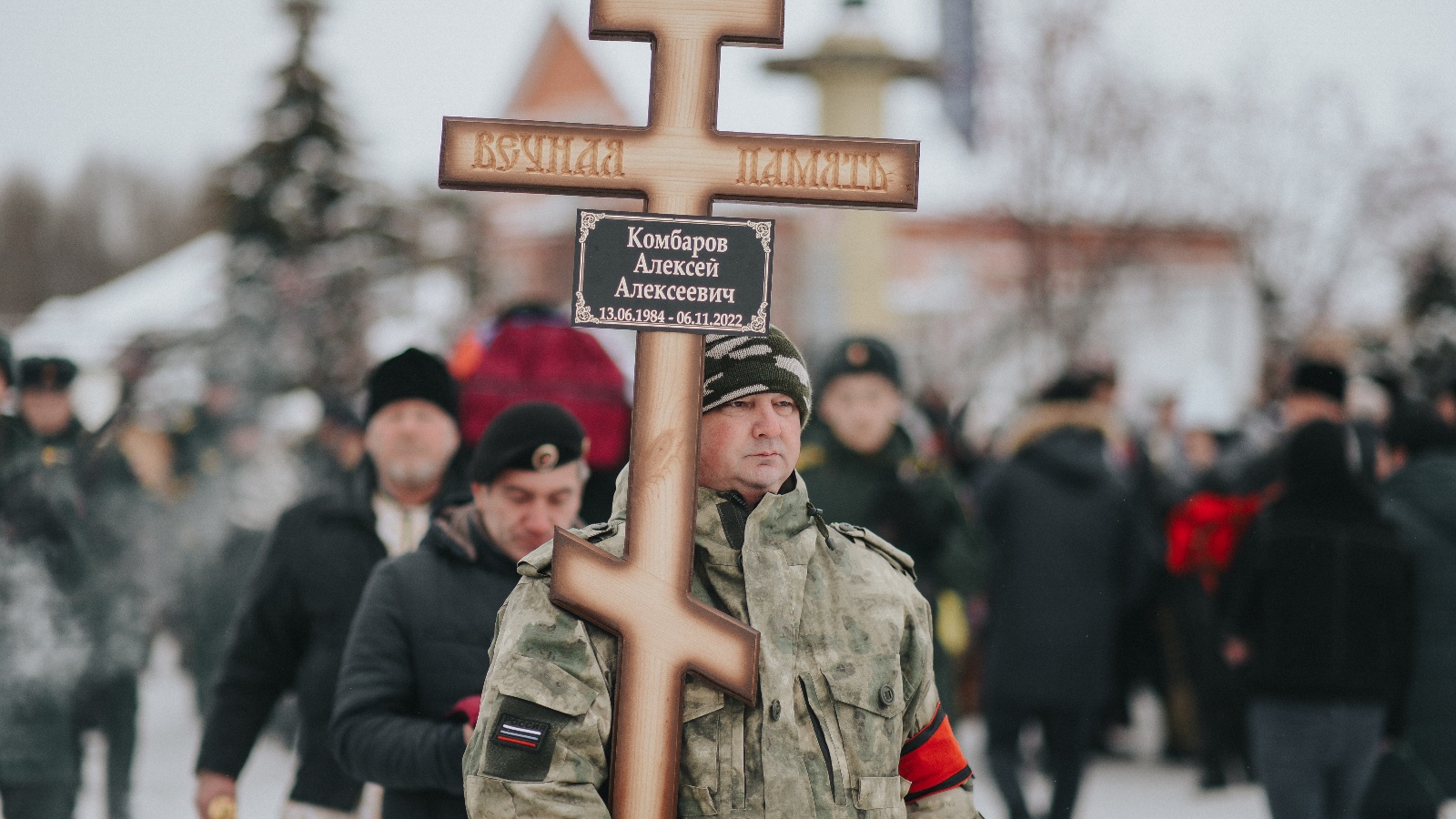 Новости челнов сегодня последние свежие события. Похороны солдата в Набережных Челнах. Прощание с городом. Хоронят мобилизованных. Похороны омских солдат.