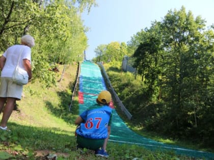 В Лениногорске проходят соревнования по прыжкам на лыжах с трамплина