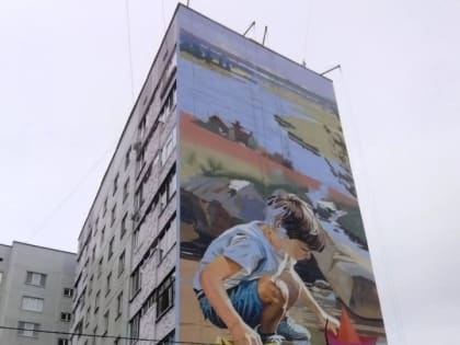 Необычная композиция на фасаде дома в Казани