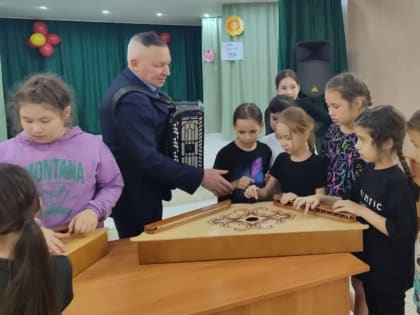 Учащиеся Түбән Шытсу знакомятся с музыкальными инструментами
