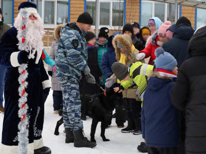 Бойцы казанского ОМОН Росгвардии организовали новогодний праздник воспитанникам дербышкинского детского интерната