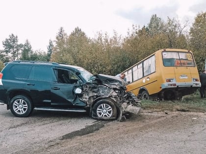 В Чувашии внедорожник снес с дороги школьный автобус: пострадали двое детей и один взрослый