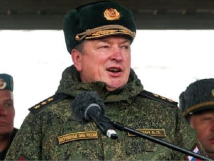 Минниханов поздравил командующего войсками ЦВО из Казани с присвоением звания Героя России