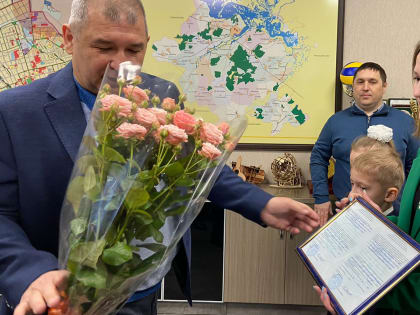 В Мензелинске семье Котельниковых вручили свидетельство о праве на получение безвозмездной социальной выплаты на приобретение жилого помещения или создание объекта индивидуального 