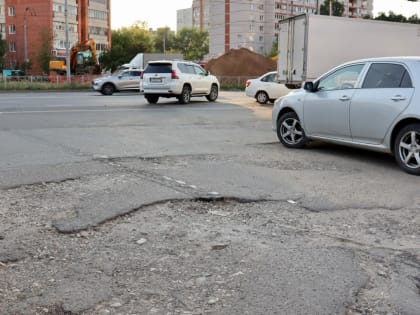 Жители домов на Фучика не могут въехать во двор из-за ям на дороге