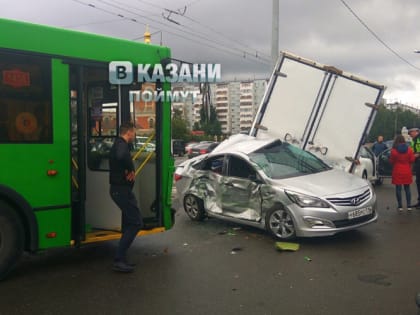 В Казани на улице Фучика иномарку зажало между «Газелью» и троллейбусом