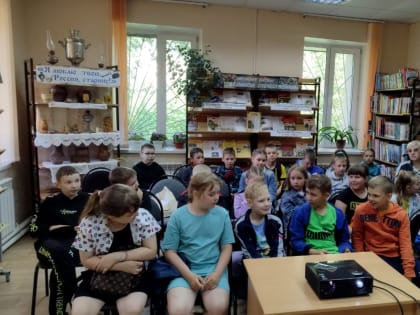 Преддверии праздника, в детской библиотеке состоялся час Отечества «Светла от берёз Россия»