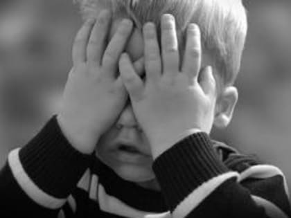 В Екатеринбурге маленькие дети несколько дней жили в квартире с мертвыми родителями