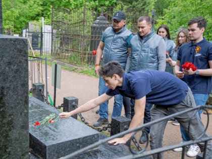 Ринат Садыков вместе с молодежными активистами принял участие в уборке памятника авиаконструктора Петлякова