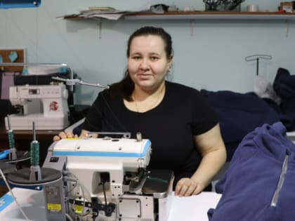 Жена мобилизованного нурлатца Надежда Еремеева шьет теплую одежду для солдат